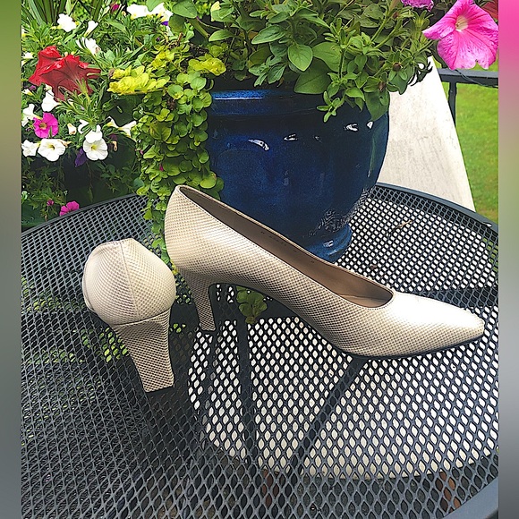 Stuart Weitzman Pumps In Bone With A Dot Texture and Gold Shimmer.Woman’s Size 8 - Picture 11 of 15